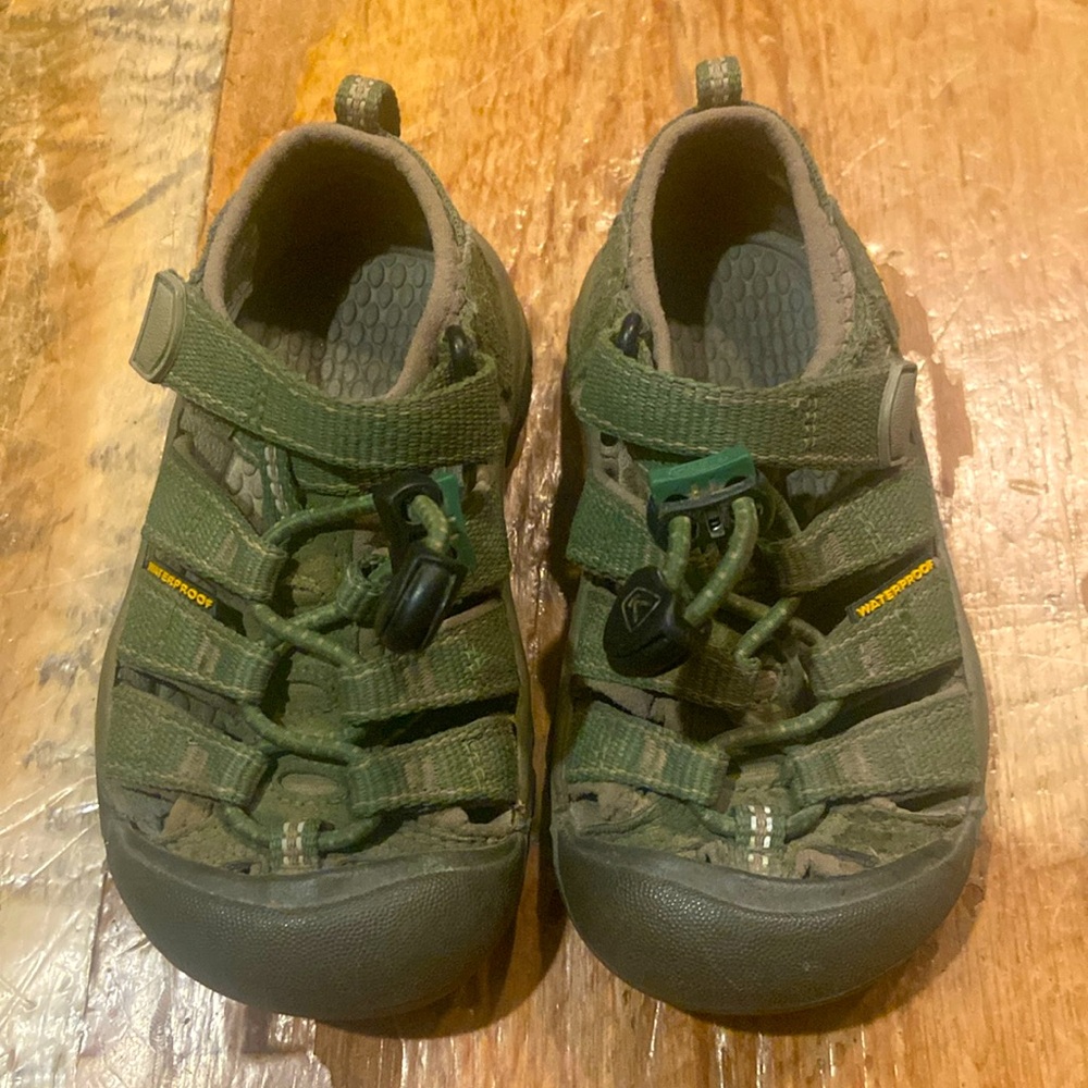 GUC Keen size 8 olive/army green sandals